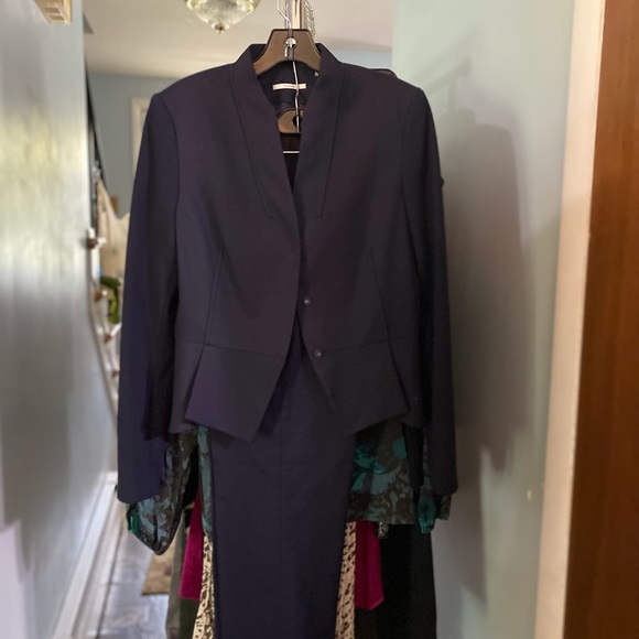 Navy  T Tahari size 6 suit blazer and slacks. - Picture 1 of 5